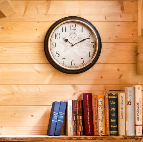 Vintage-Wanduhr an Holzwand